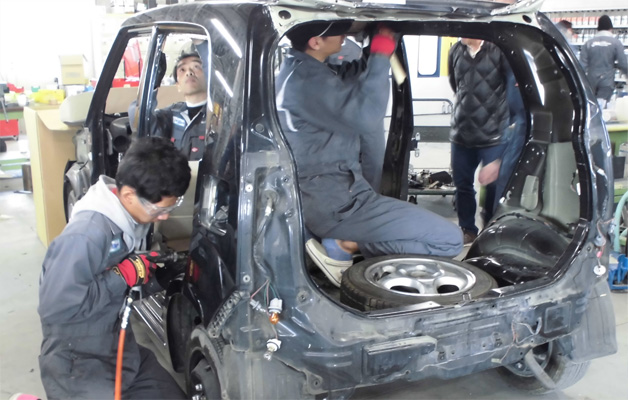 県下で唯一の「車体整備士」の学科