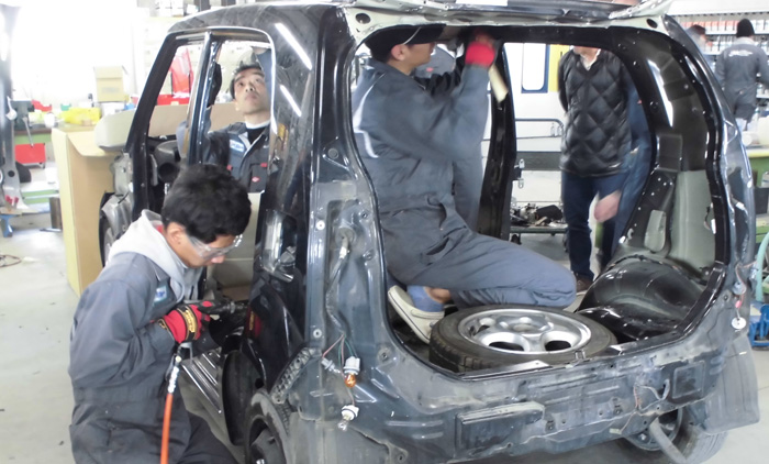 ボディ損傷を修復する車体整備士
