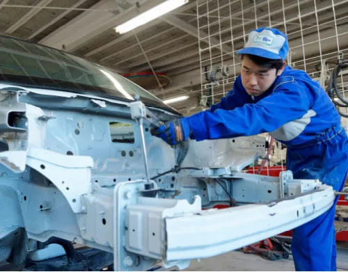 車体整備士と二級自動車整備士の2つの資格取得を目指す授業