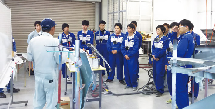 塗料メーカーの指導を受ける学生の様子