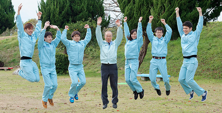 先生と生徒がジャンプしている様子