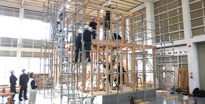 建設学部棟内の実習の様子