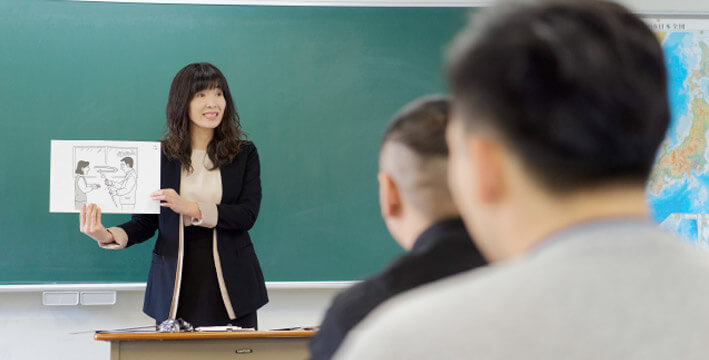日本語を教える先生の様子
