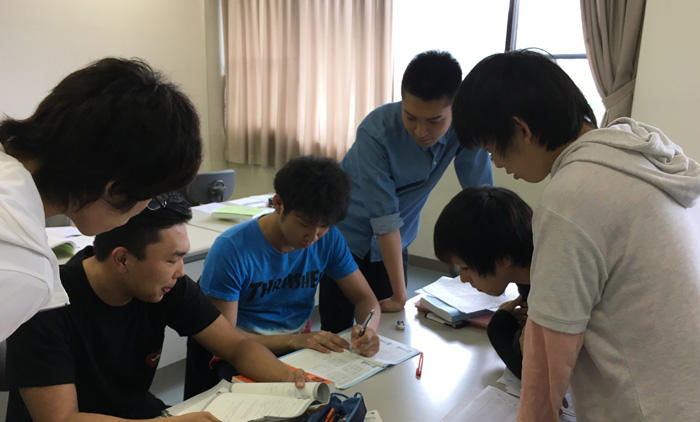建設業界で必須の国家資格「二級建築士」があれば設計士・現場監督の仕事ができる。一級建築士への足掛かりにも。