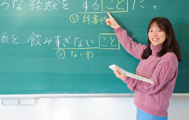 女性が日本語を教えている様子