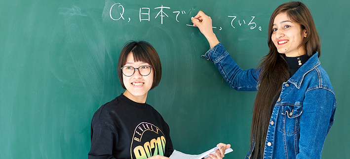 女性が日本語を教えている様子